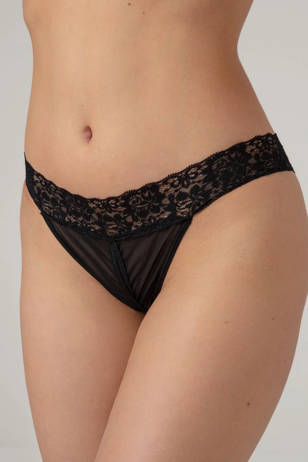 Christine - Open Kruis String - Zwart